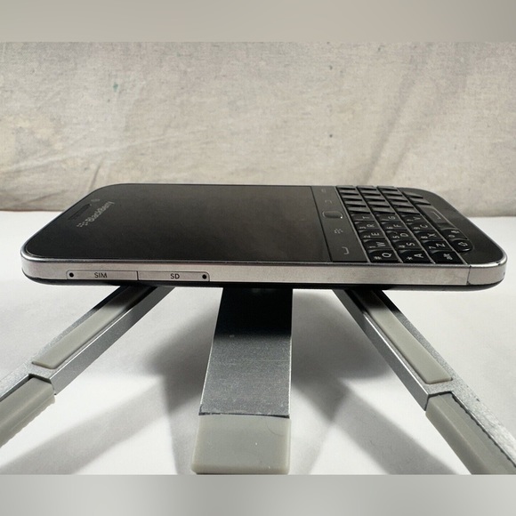 BlackBerry Classic Smartphone (Rogers/Fido) - Picture 5 of 6